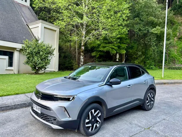 OPEL MOKKA 2023 - Transmisión Automático - Color GRIS
