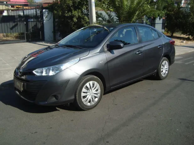 TOYOTA YARIS 2021     - Transmisión Automático     - Color GRIS