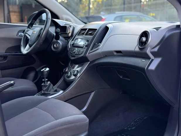 CHEVROLET SONIC HATCHBACK 2014 - Transmisión Manual - Color BLANCO