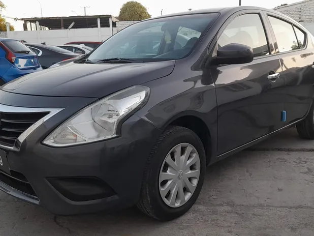 NISSAN VERSA 2017     - Transmisión Manual     - Color GRIS GRAFITO