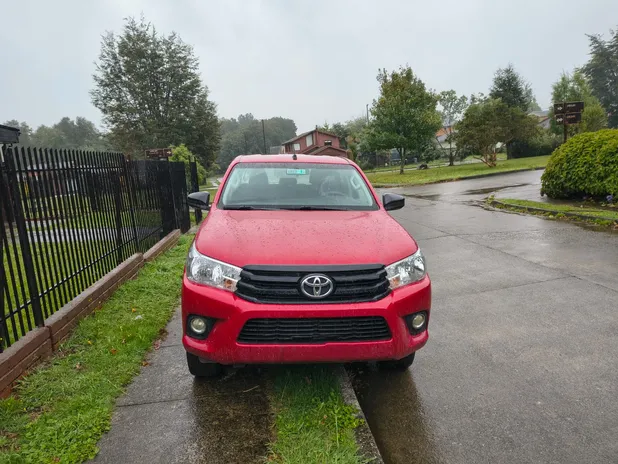 TOYOTA HILUX 2017 - Transmisión Manual - Color ROJO METALICO