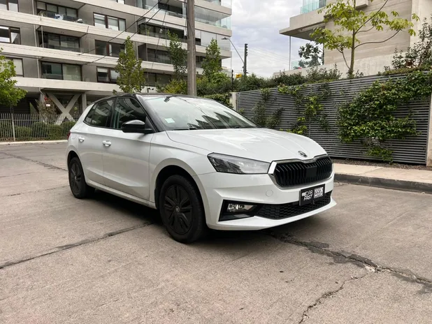 Skoda Fabia 2023     - Transmisión Manual     - Color white