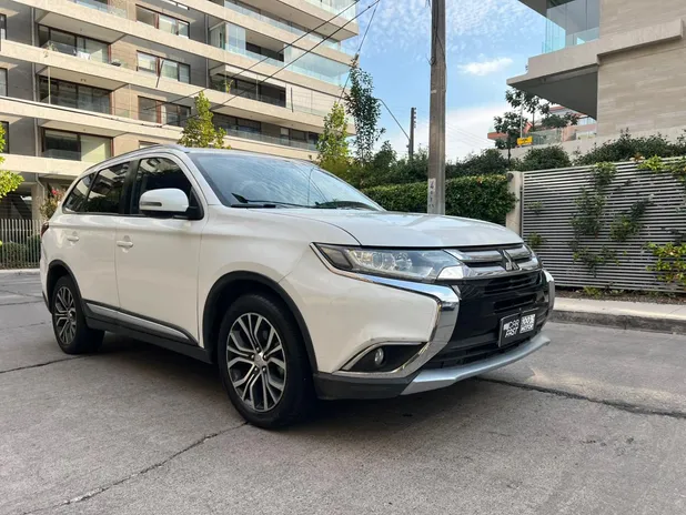 Mitsubishi Outlander 2016     - Transmisión Automático     - Color white