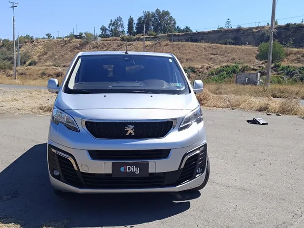 PEUGEOT TRAVELLER 2018     - Transmisión Manual     - Color plata