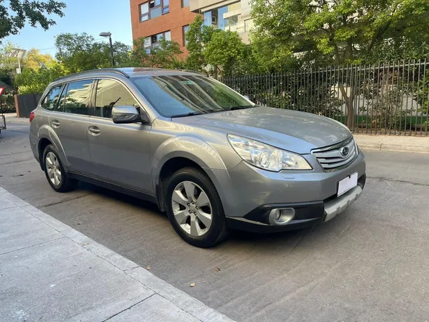 Subaru Outback 2010     - Transmisión Automático     - Color gray
