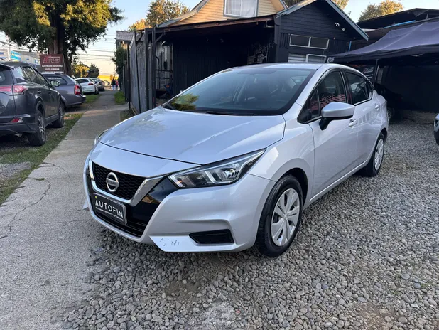 NISSAN VERSA 2022 - Transmisión Manual - Color GRIS