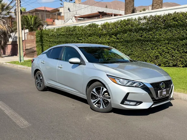 NISSAN NEW SENTRA 2.0 2023     - Transmisión Manual     - Color Plateado