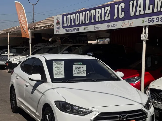 HYUNDAI ELANTRA F/L 1.6 GLS AC 2016     - Transmisión Manual     - Color BLANCO
