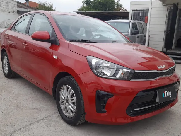 KIA SOLUTO 2024 - Transmisión Manual - Color ROJO BURDEO