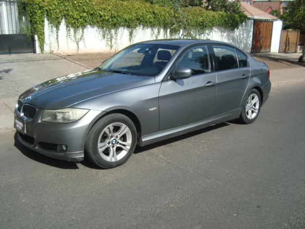 BMW 320IA 2010     - Transmisión Automático     - Color GRIS