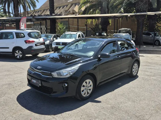 KIA RIO 5 2019 - Transmisión Manual - Color PLATEADO