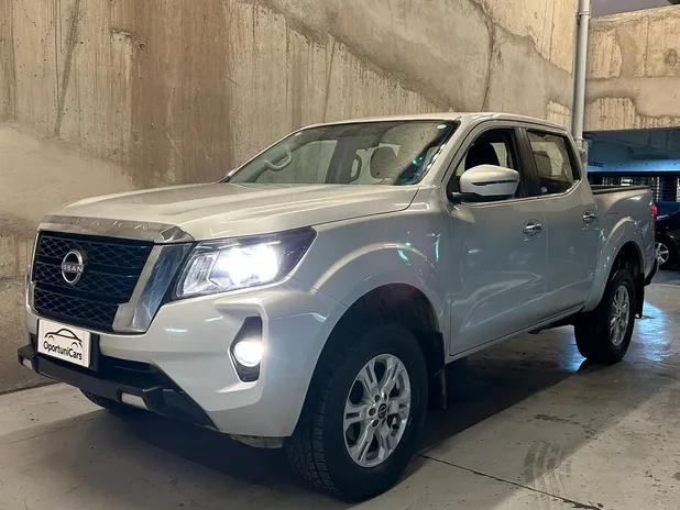 Nissan Navara 2023     - Transmisión Manual     - Color silver