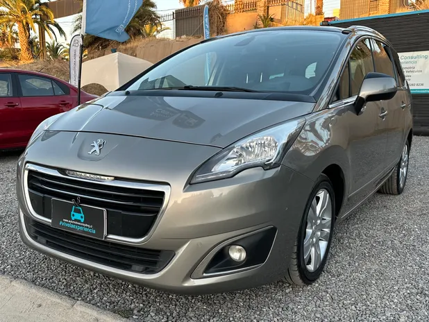 PEUGEOT 5008 2017     - Transmisión Automático     - Color GRIS