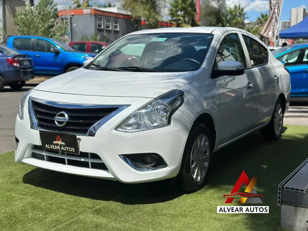 NISSAN VERSA 2021     - Transmisión Manual     - Color blanco