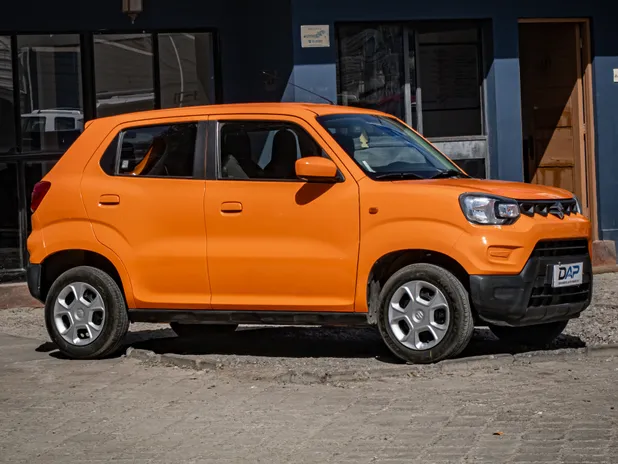 SUZUKI SPRESSO 2023     - Transmisión Manual     - Color Naranja