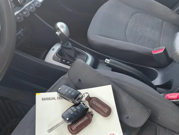 KIA RIO 5 2017 - Transmisión Automático - Color negro aurora NEGRO AURORA